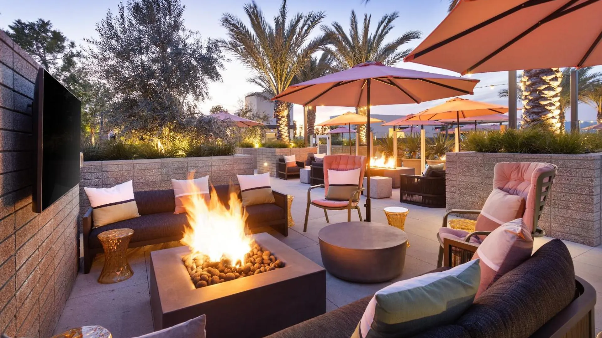 Heart Of North Hollywood 2 Bed Apt Free Parking, Hot Tub, Pool, Gym Los Angeles Apartment