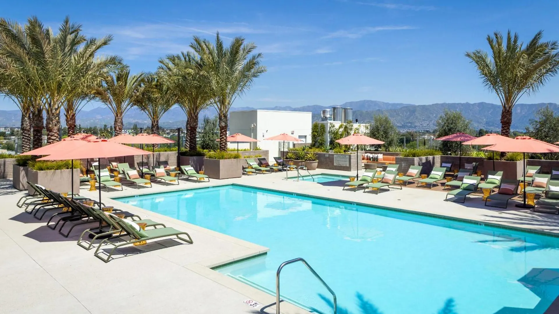 Heart Of North Hollywood 2 Bed Apt Free Parking, Hot Tub, Pool, Gym Los Angeles