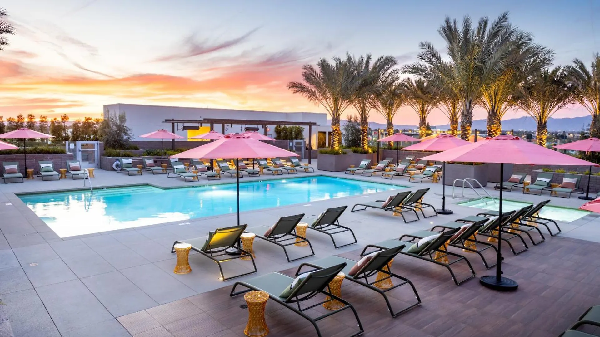 Apartment Heart Of North Hollywood 2 Bed Apt Free Parking, Hot Tub, Pool, Gym Los Angeles