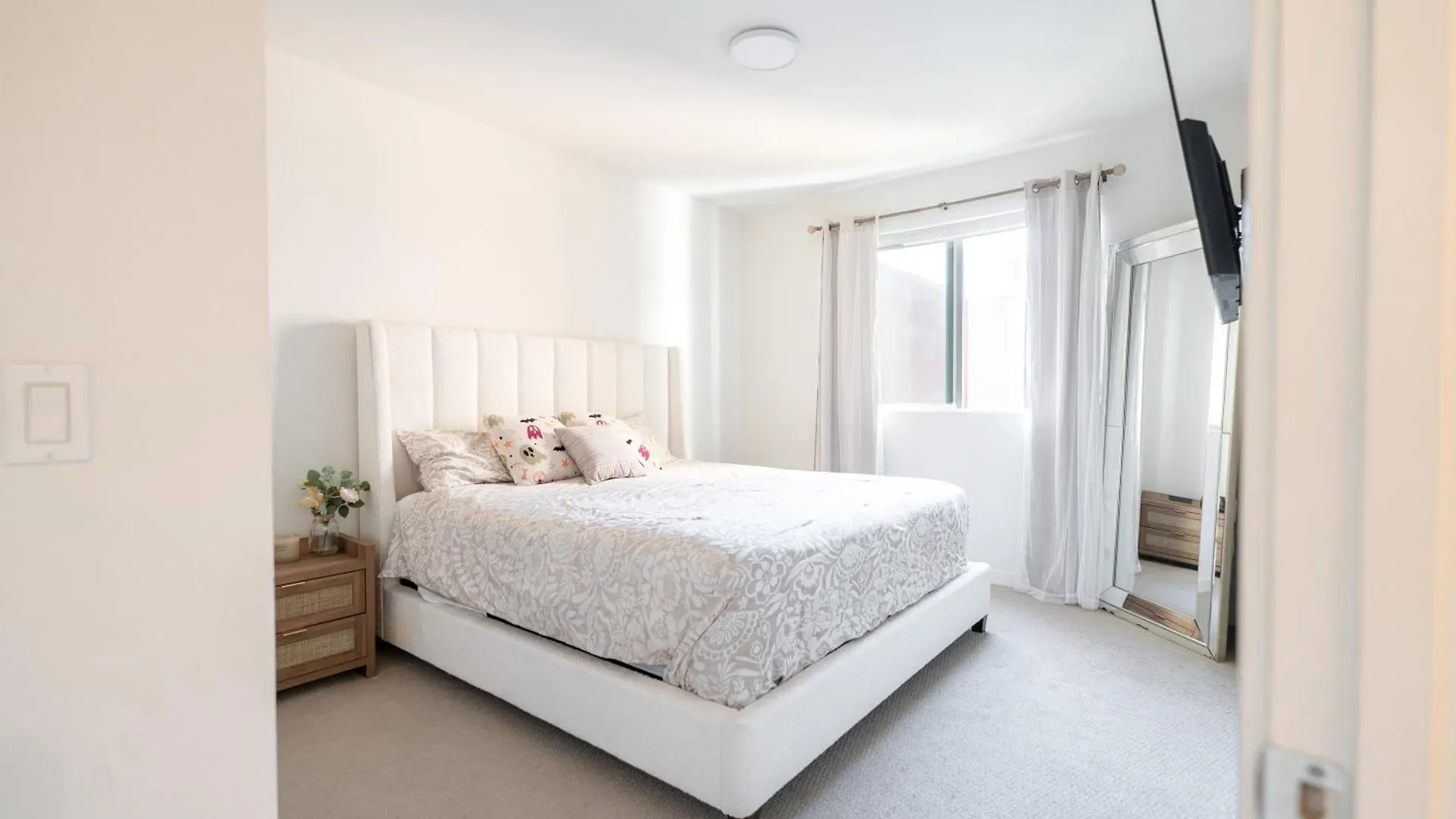 Heart Of North Hollywood 2 Bed Apt Free Parking, Hot Tub, Pool, Gym Los Angeles