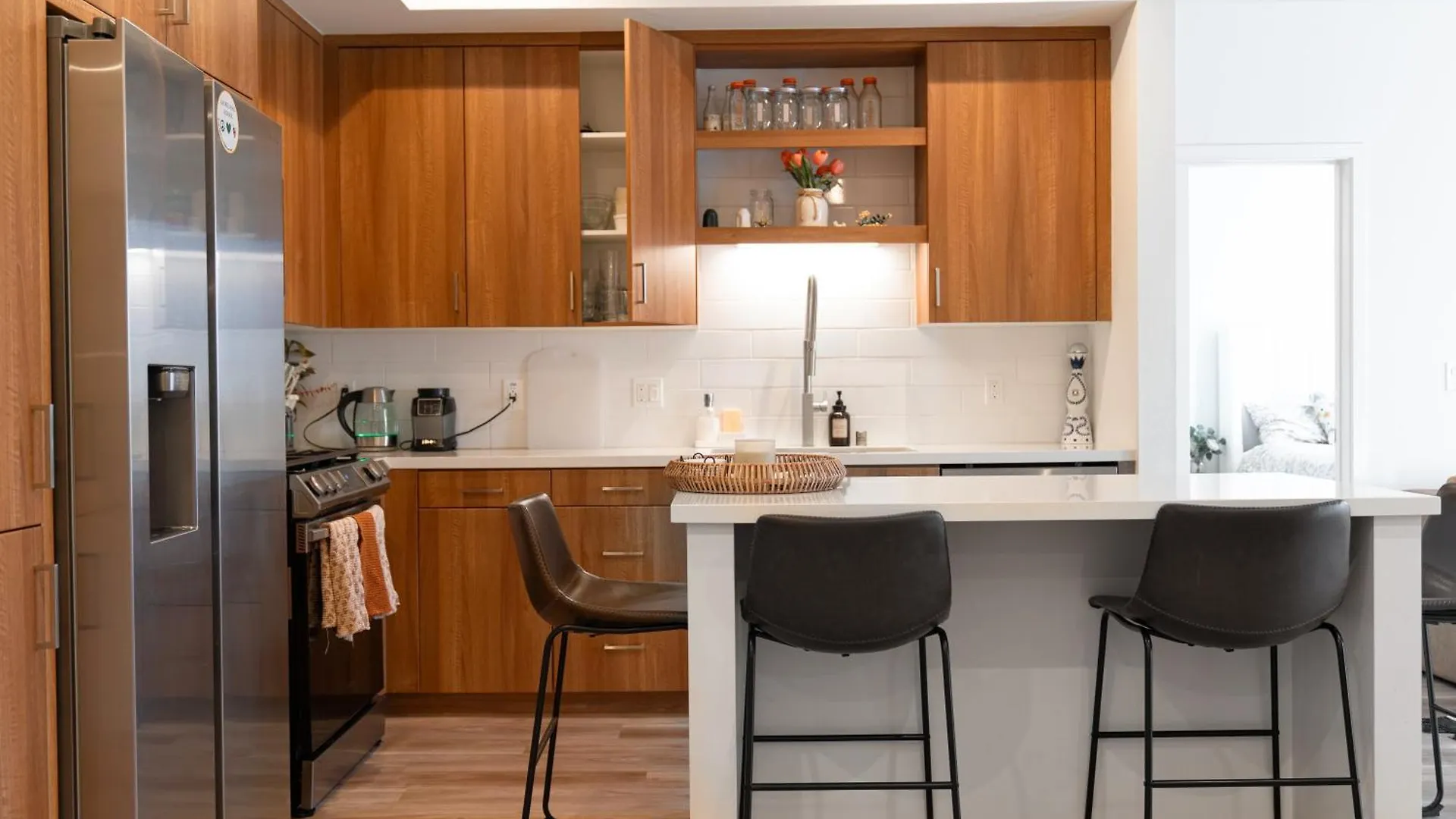 Heart Of North Hollywood 2 Bed Apt Free Parking, Hot Tub, Pool, Gym Los Angeles Apartment