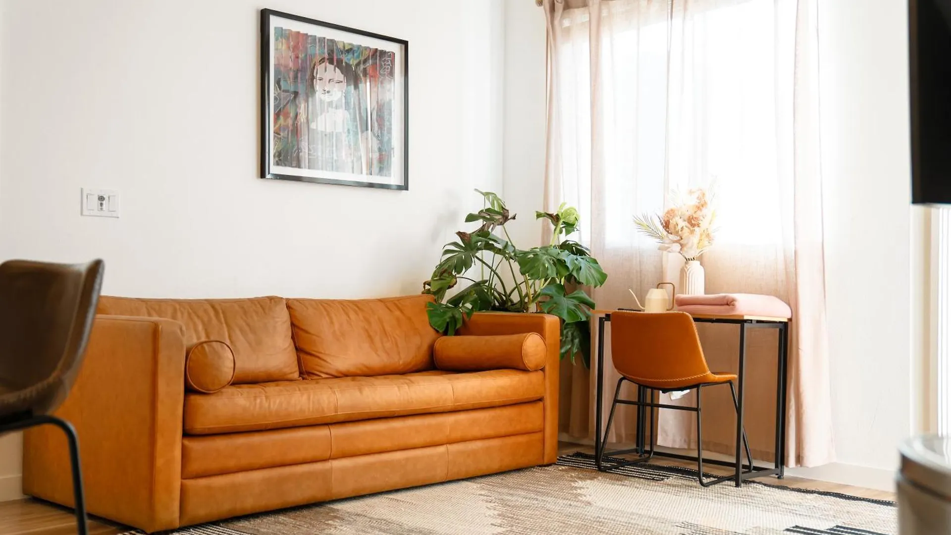 Heart Of North Hollywood 2 Bed Apt Free Parking, Hot Tub, Pool, Gym Los Angeles