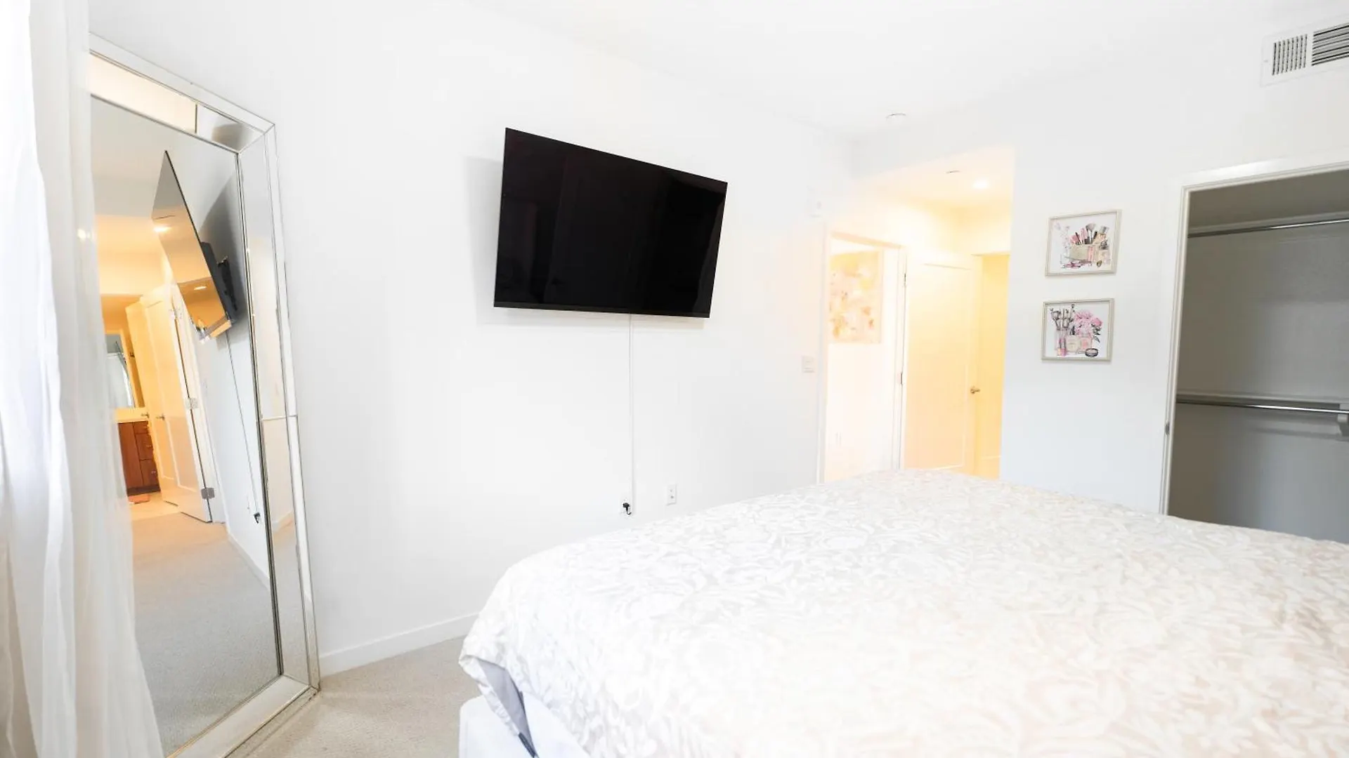 Heart Of North Hollywood 2 Bed Apt Free Parking, Hot Tub, Pool, Gym Los Angeles