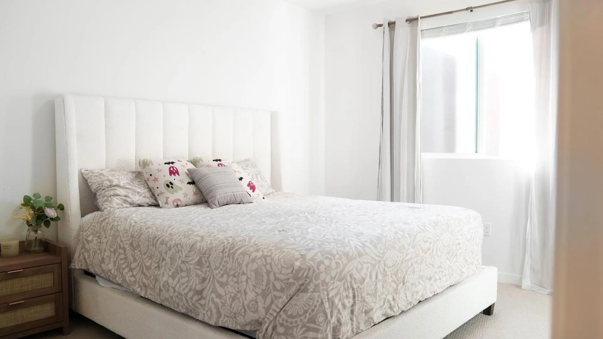 Heart Of North Hollywood 2 Bed Apt Free Parking, Hot Tub, Pool, Gym Los Angeles