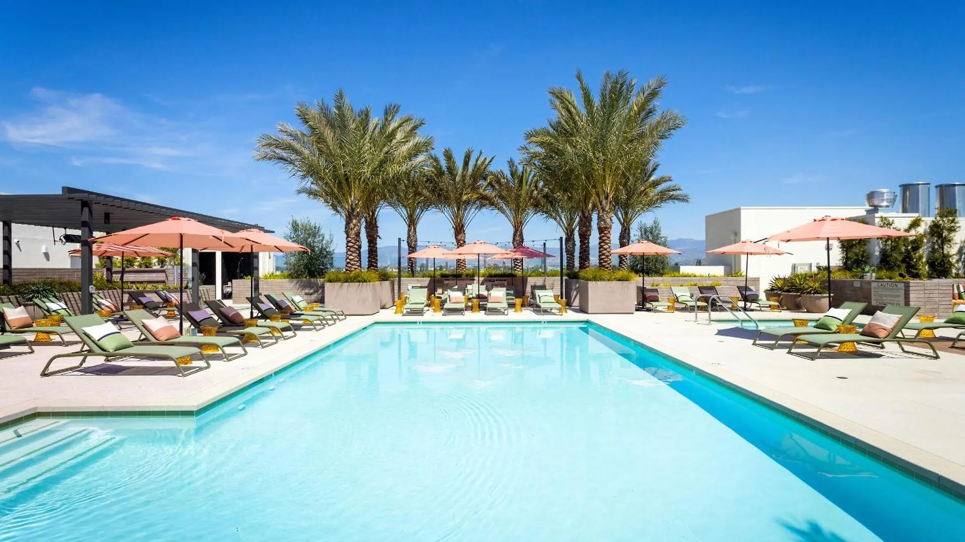Heart Of North Hollywood 2 Bed Apt Free Parking, Hot Tub, Pool, Gym Los Angeles Apartment