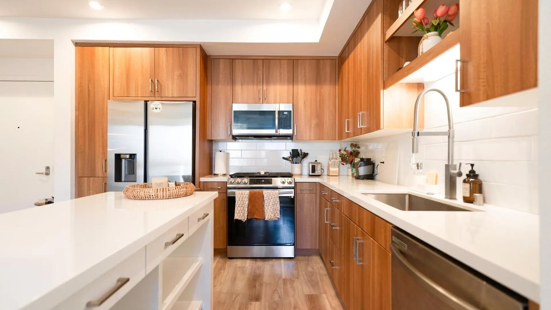 Apartment Heart Of North Hollywood 2 Bed Apt Free Parking, Hot Tub, Pool, Gym Los Angeles