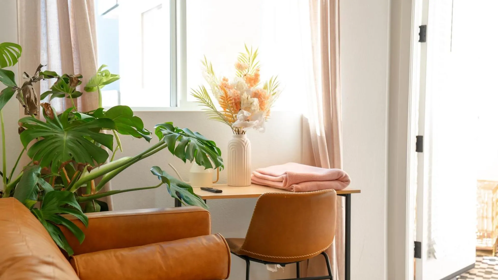 Heart Of North Hollywood 2 Bed Apt Free Parking, Hot Tub, Pool, Gym Los Angeles United States